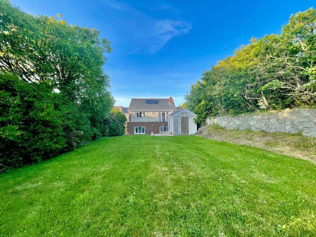 Villa Barcelona Holyhead Exterior foto