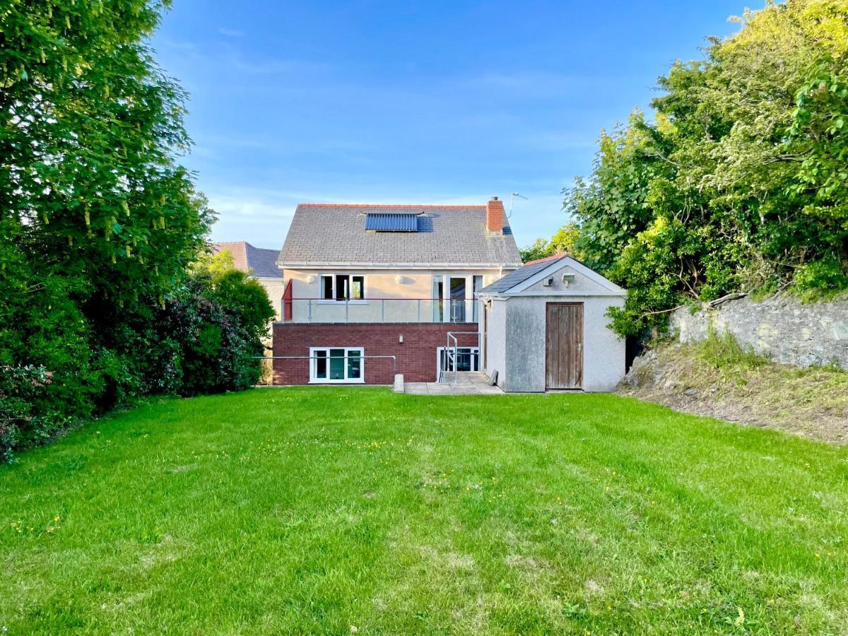 Villa Barcelona Holyhead Exterior foto